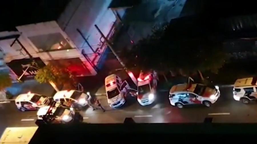 Viaturas da Polícia Militar atendem a vítimas de facadas na rua Teodoro Sampaio durante o Carnaval 2020 em São Paulo - Rede Globo/Reprodução