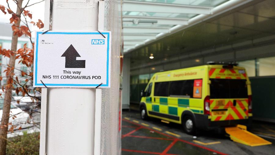 Placa indicando o caminho para pacientes com suspeita do novo coronavírus serem atendidos no hospital St. Thomas, em Londres - ISABEL INFANTES/AFP