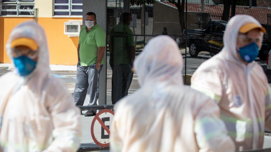 25.03.2020 - Coronavírus: Funcionários fazem a assepsia em frente ao Hospital do Trabalhador em Curitiba - RODOLFO BUHRER/FOTOARENA/ESTADÃO CONTEÚDO