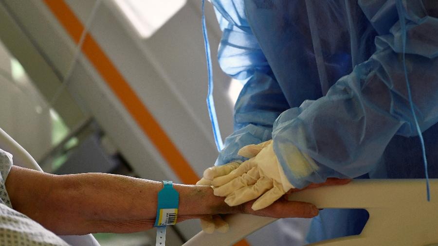 27.mar.2020 - Profissional da saúde trata paciente com covid-19 no hospital San Raffaele, em Milão, na Itália - Flavio Lo Scalzo/Reuters