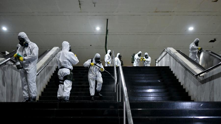 Militares do Exército desinfectam a Estação Central do metrô de Brasília para tentar reduzir as transmissões do novo coronavírus na capital federal - Mateus Bonomi/AGIF/Estadão Conteúdo