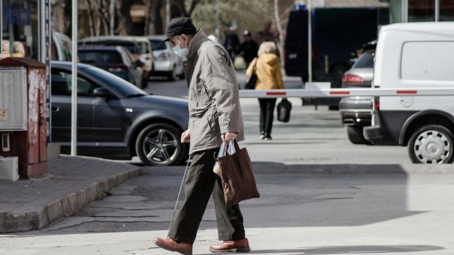 Idoso caminha pela ruas em meio a pandemia de coronavírus - NurPhoto via Getty Images