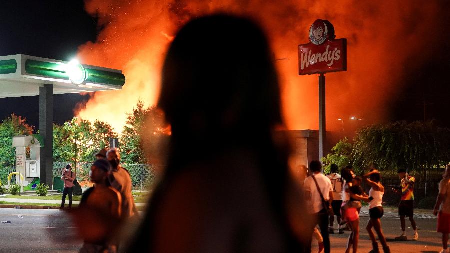 O alvo do incêndio foi uma unidade do restaurante Wendy"s, onde Rayshard Brooks, de 27 anos, foi morto por um policial - ELIJAH NOUVELAGE/REUTERS