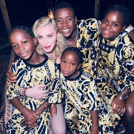 Madonna posou com quatro de seus seis filhos e se desejou feliz Dia dos Pais - Reprodução/Instagram