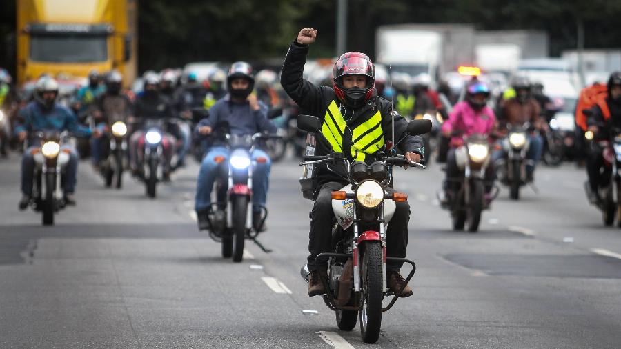 01.jul.2020: Motociclistas bloqueiam a avenida dos Bandeirantes, em São Paulo, durante manifestação de entregadores de aplicativos - Felipe Rau/ Estadão Conteúdo