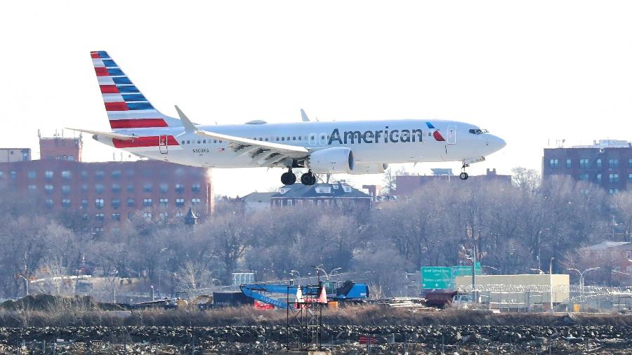 Foto de arquivo mostra Boeing 737 MAX da American Airlines pousando no Aeroporto de La Guardia, em NY - Shannon Stapleton/Reuters