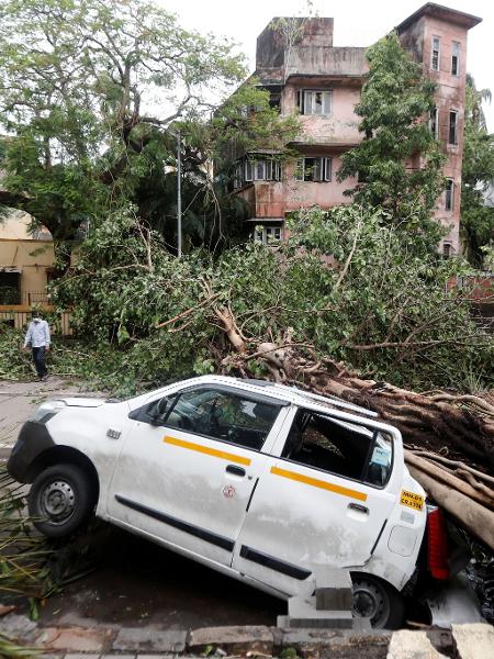 17.mai.2021 - Área residencial destruída após a passagem do ciclone Tauktae, em Mumbai, na Índia - REUTERS/Francis Mascarenhas