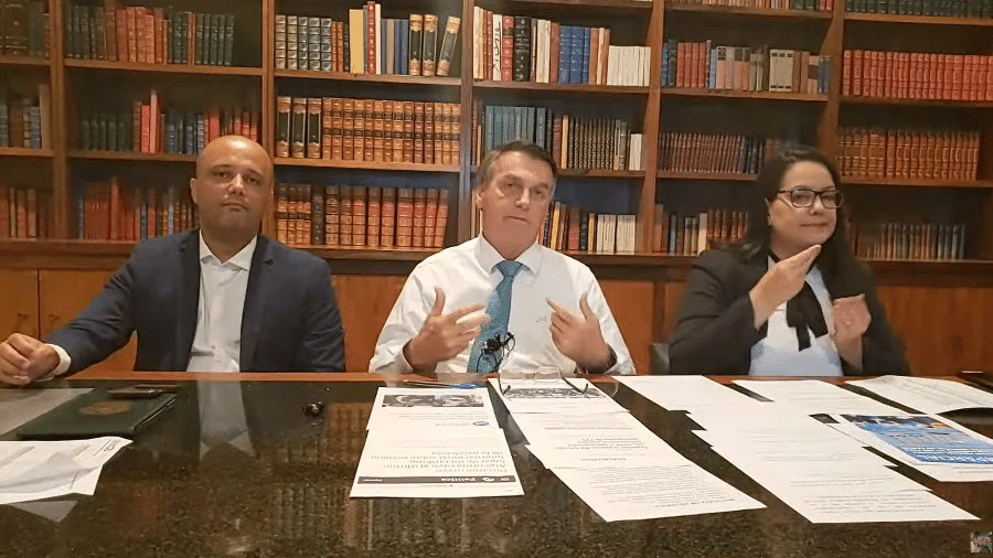 Bolsonaro: "O que visa o projeto é flexibilizar um pouco isso daí. Não é escancarar as portas para a corrupção" - Reprodução/Youtube Jair Bolsonaro