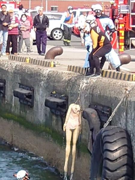 Autoridades "resgataram" uma boneca sexual do mar no Japão - Reprodução/Twitter