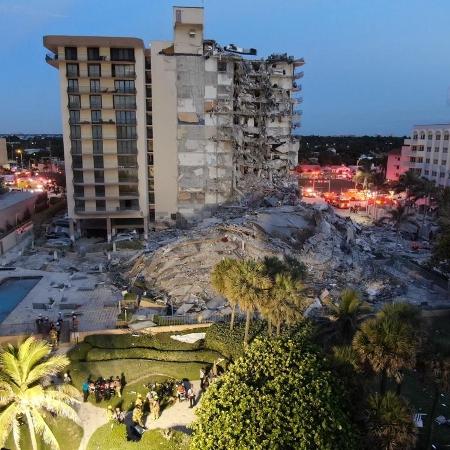 Vista geral da área do condomínio Champlain Towers South, onde parte de um prédio desabou em Miami - Corpo de Bombeiros de Miami