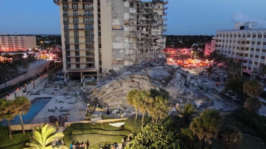 Vista geral da área do condomínio Champlain Towers South, onde parte de um prédio desabou em Miami - Corpo de Bombeiros de Miami