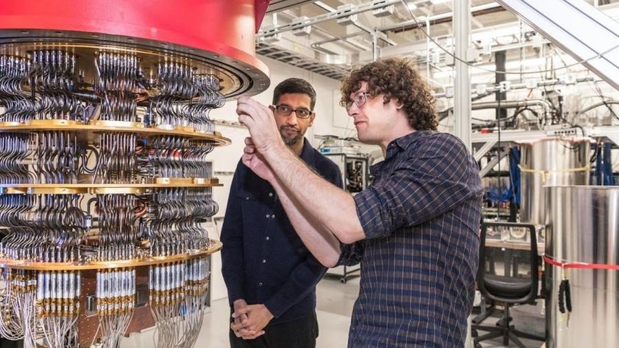 O cientista pesquisador sênior Daniel Sank mostra a Sundar Pichai, um dos computadores quânticos do laboratório do Google em Santa Bárbara - Google
