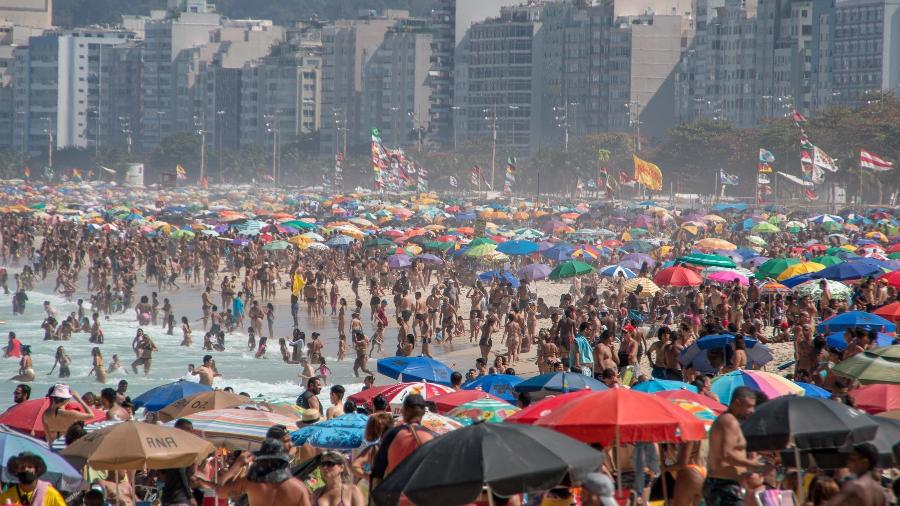 22.ago.2021 - Banhistas lotam praia de Ipanema, no Rio de Janeiro, apesar do aumento de casos de covid-19 provocados pela variante delta - Bruno Martins/Futura Press/Folhapress