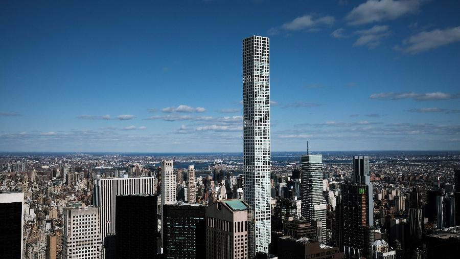 O famoso 432 Park Avenue, que causou polêmica por seus problemas de infraestrutura, se destaca entre os prédios de Manhattan O famoso 432 Park Avenue, que causou polêmica por seus problemas de infraestrutura, se destaca entre os prédios de Manhattan
