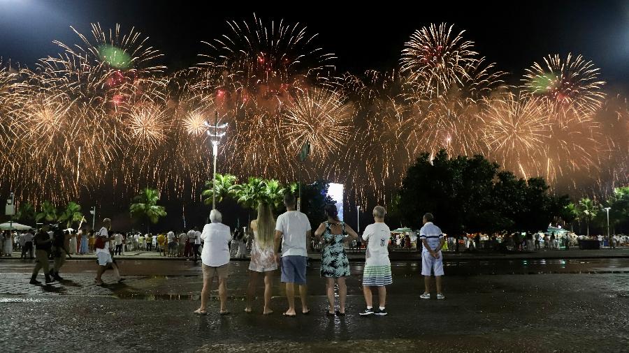 1.jan.22 - Queima de fogos na Praia de Copacabana, no Réveillon