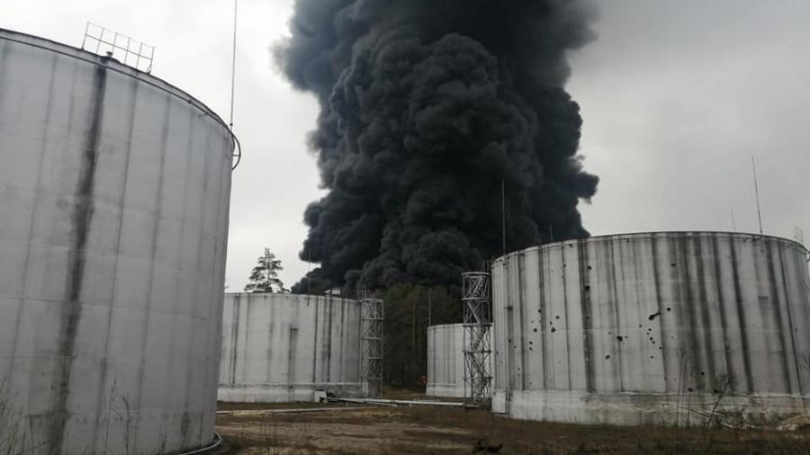Depósito de petróleo na cidade de Chernihiv, no norte da Ucrânia, foi atingido por um bombardeio durante um ataque aéreo - Serviço de Estado da Ucrânia para Emergências/Divulgação