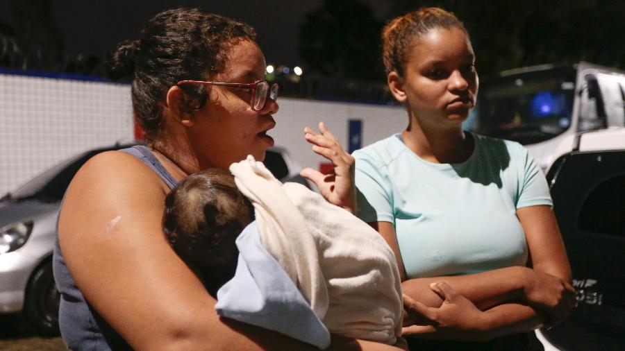 Daiane (segurando o bebê) e Joyce Pereira precisaram procurar abrigo em escola após as casas delas serem afetadas pela chuva - Arnaldo Sete/UOL