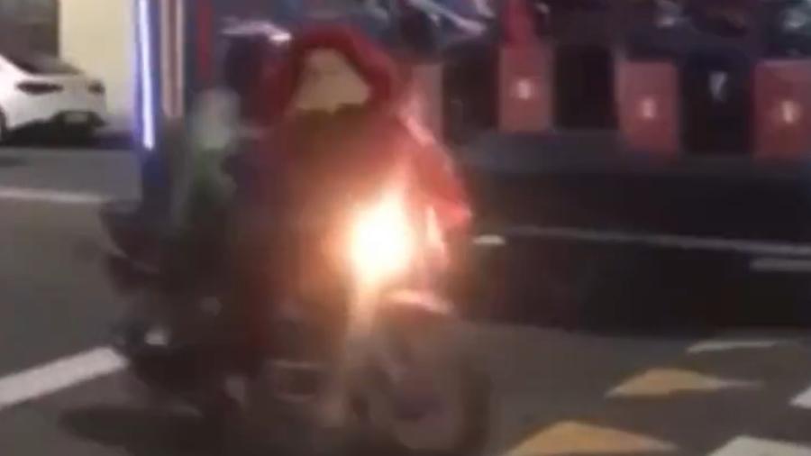 Homem vestido de fofão colidiu em moto na cidade de Caldas Novas - Redes sociais/Reprodução de vídeo