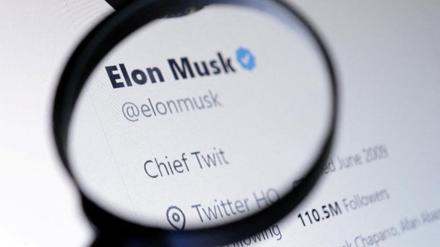 Conta de Elon Musk com o selo de verificado na cor azul amplificado com uma lupa - Dado Ruvic/Reuters