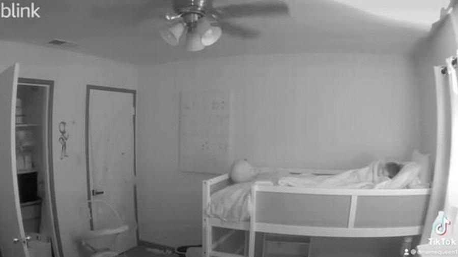 A câmera de segurança no quarto da criança mostrou o momento em que a porta do closet abriu sozinha - Reprodução/TikTok