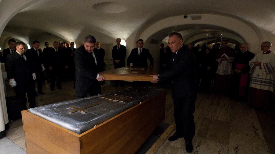 Corpo de Bento 16 foi enterrado na Basílica de São Pedro - Vatican Media/­Handout via REUTERS