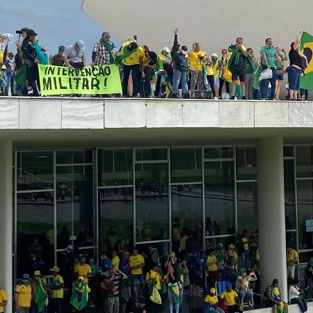 8.jan.2023 - Manifestantes bolsonaristas pedem intervenção militar durante invasão ao Congresso Nacional