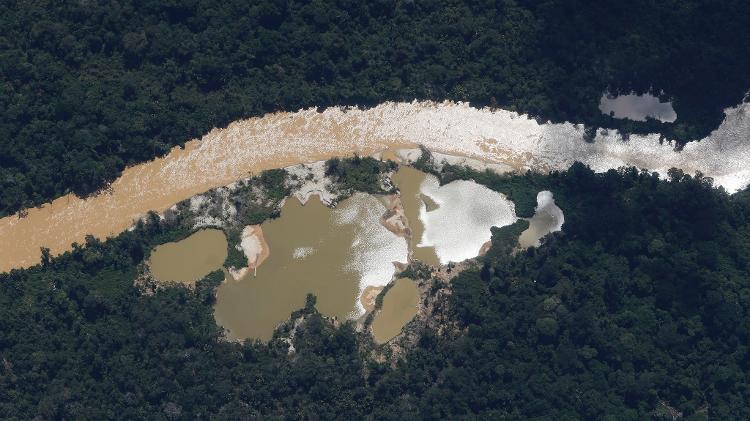02.fev.2023 - Rio contaminado por mercúrio do garimpo na terra indígena Yanomami