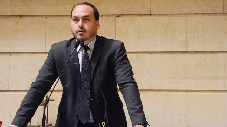 Carlos continua cuidando das redes sociais de Bolsonaro durante a internação Carlos continua cuidando das redes sociais de Bolsonaro durante a internação
