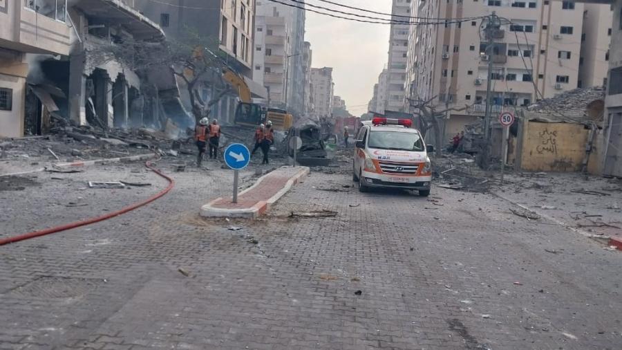 9.out.2023 - Ministério da Saúde da Palestina diz que ambulância foi destruída durante ataque israelense ao sul de Gaza