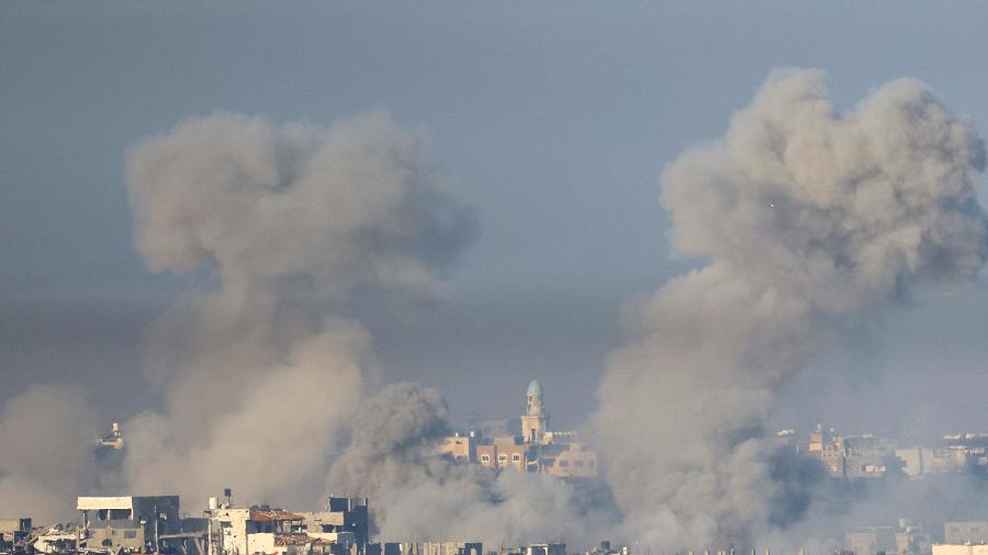Céu da Faixa de Gaza ficou tomado por fumaça após novos ataques de Israel - Alexander Ermochenko - 03.dez.2023/Reuters