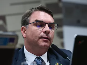 PEC das praias: Privatizar é 'narrativa da esquerda', diz Flávio Bolsonaro 