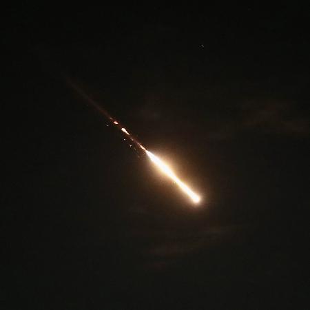 14.abr.2024 - Israel intercepta míssil lançado pelo Irã  - Jamal Awad/Xinhua