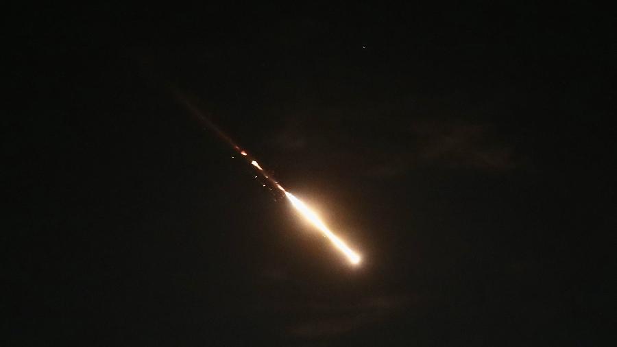 14.abr.2024 - Israel intercepta míssil lançado pelo Irã  - Jamal Awad/Xinhua