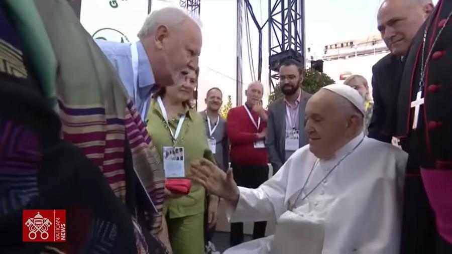 Papa Francisco abençoa bandeira do MST entregue por João Pedro Stédile em Verona - Vatican news/Reprodução de vídeo