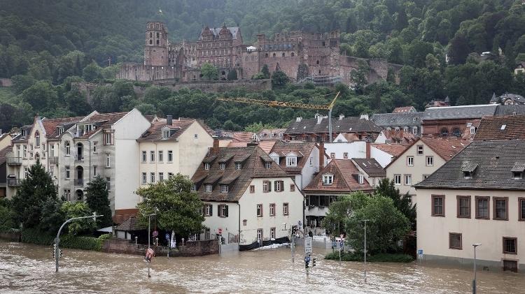 A parte histórica da cidade de Heidelberg foi inundada pela enchente do rio Neckar, no sudoeste da Alemanha, que está cerca de 3 metros acima do nível normal. As enchentes no país já tiraram mais de 3 mil pessoas de suas casas.