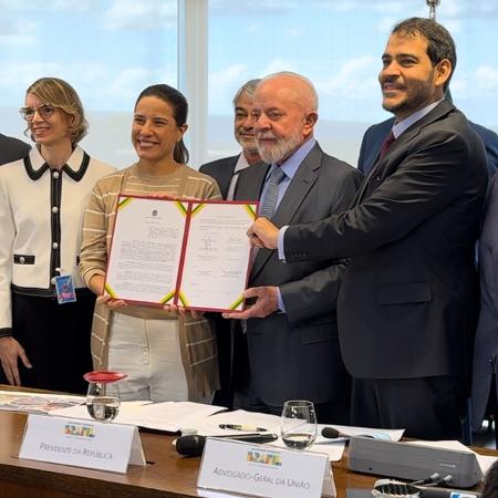 Governadora Raquel Lyra (PSDB), Lula e outras autoridades assinam acordo em Brasília
