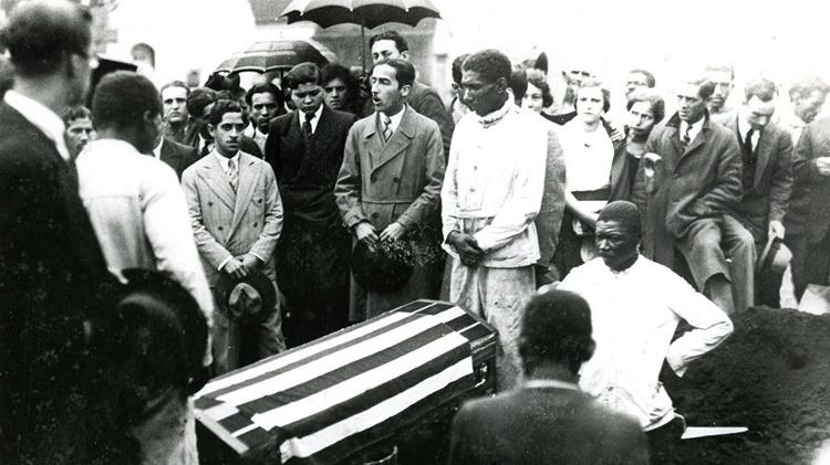 Sepultamento de Dráusio Marcondes de Souza (1917-1932) em São Paulo, em 29 de maio de 1932, no Cemitério da Consolação. Na foto, o senhor Manuel Octaviano Marcondes de Souza, pai do falecido, discursa em frente ao caixão