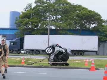 Homem morre após carro partir ao meio durante batida em Curitiba