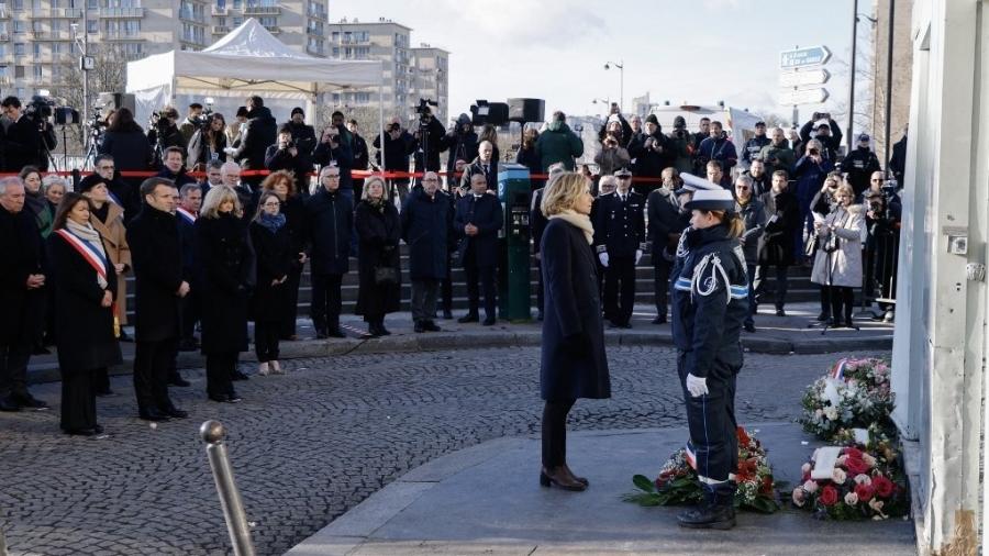 Presidente do conselho regional de Ile-de-France, Valerie Pecresse presta homenagem em frente ao supermercado Hypercacher em Paris, em 7 de janeiro de 2025, durante as comemorações dos 10 anos do ataque islâmico ao jornal satírico Charlie Hebdo e ao supermercado judeu Hypercacher . - Ludovic Marin / AFP 