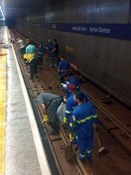 Equipe do Metrô limpa a estação Jardim São Paulo