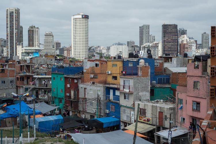Favela mais antiga de Buenos Aires é vizinha do bairro mais rico da capital Favela mais antiga de Buenos Aires é vizinha do bairro mais rico da capital