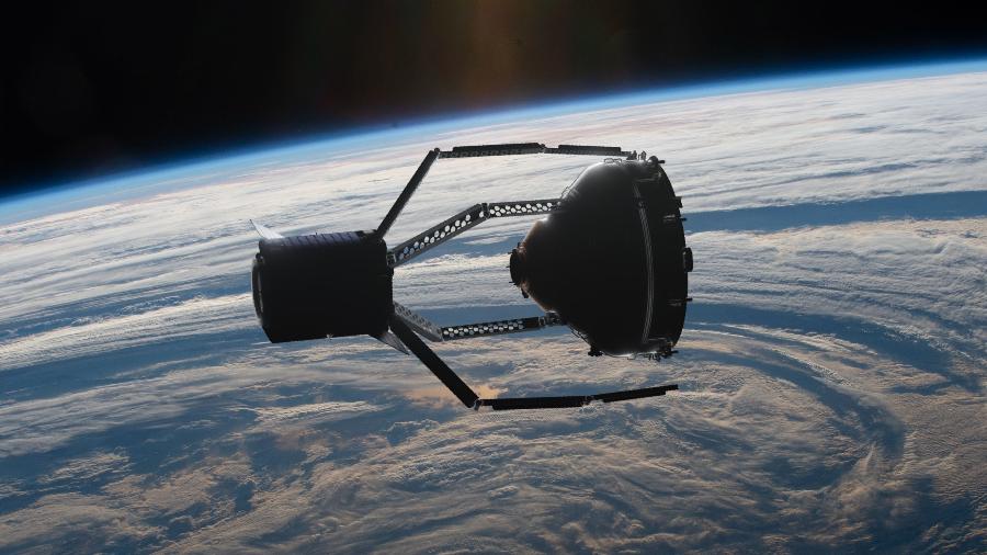 Imagem ilustrativa da missão ClearSpace-1, prevista para 2028, que pretende usar braços robóticos para capturar um satélite desativado em órbita Imagem ilustrativa da missão ClearSpace-1, prevista para 2028, que pretende usar braços robóticos para capturar um satélite desativado em órbita
