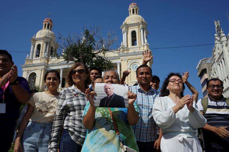 Fiéis comemoram a escolha de Robert Prevost como novo papa em Chiclayo, no Peru Fiéis comemoram a escolha de Robert Prevost como novo papa em Chiclayo, no Peru