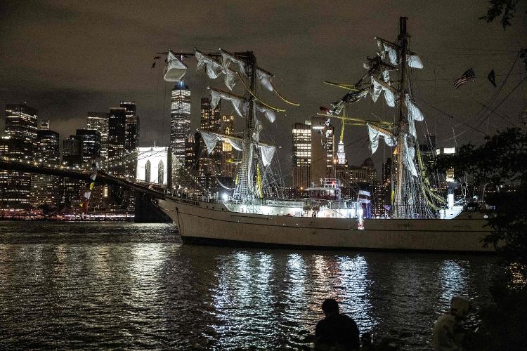 Navio causou acidente em Nova York Navio causou acidente em Nova York