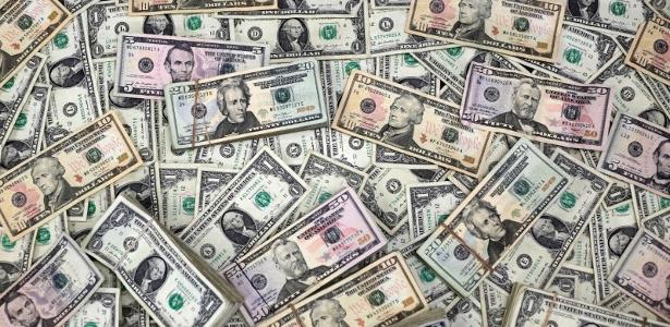 Dólar abre a semana em leve queda com atenções voltadas para a guerra