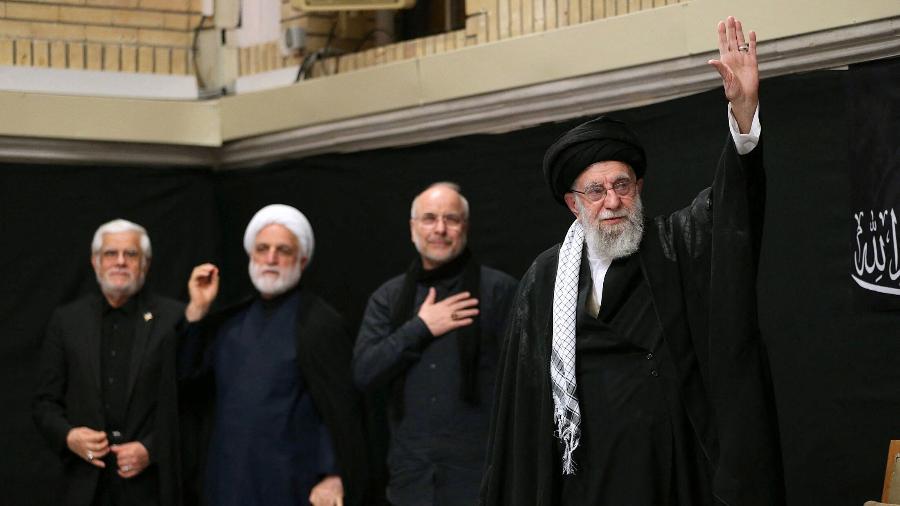 O líder supremo do Irã, aiatolá Seyyed Ali Khamenei, participou de uma cerimônia religiosa hoje - Reuters