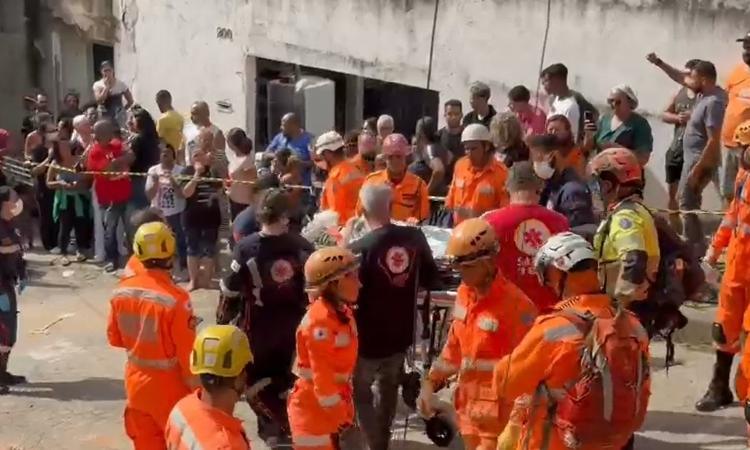 Um homem de 87 anos foi retirado com vida dos escombros de um desabamento no bairro Jardim Vitória, em Belo Horizonte
