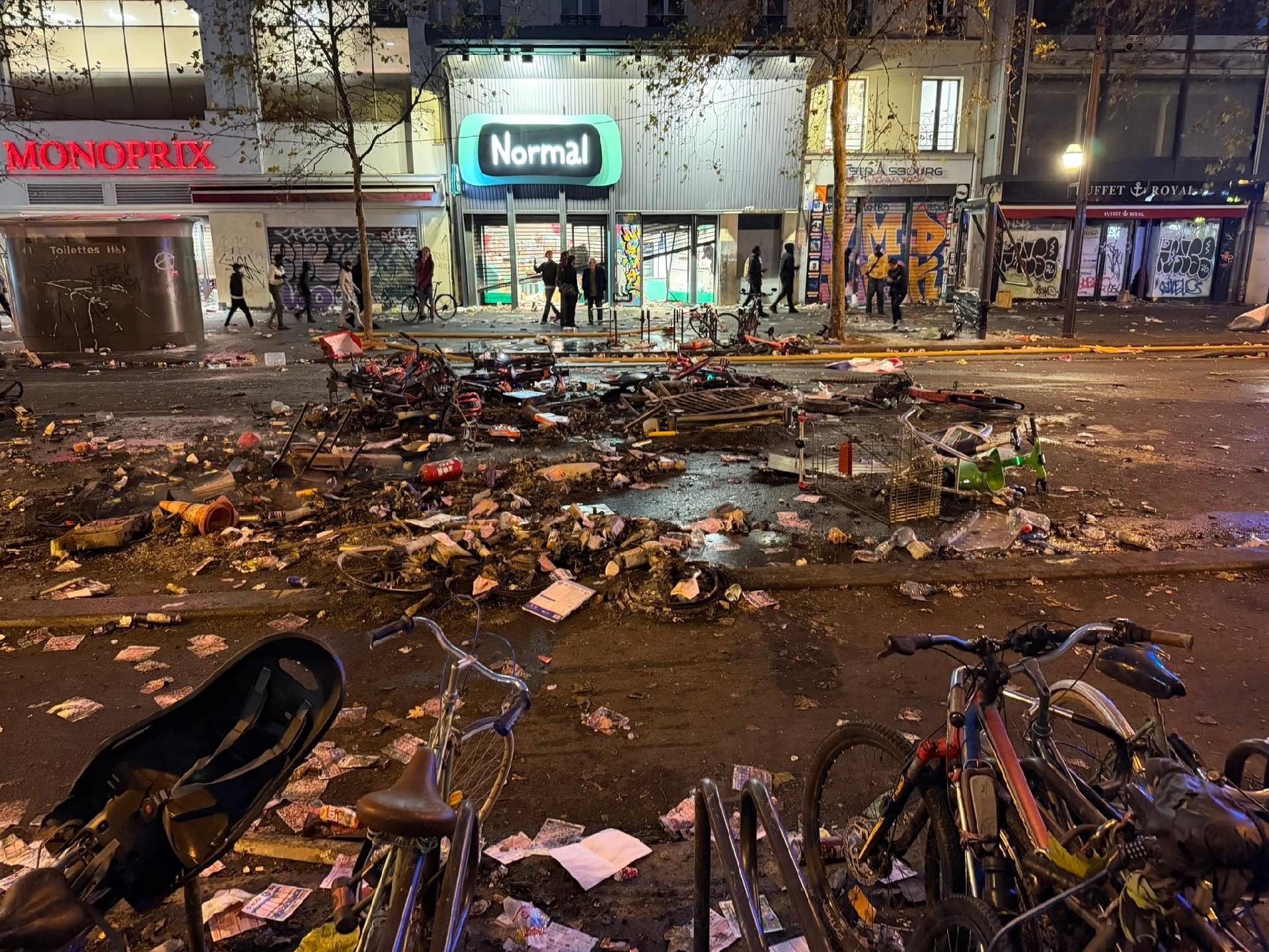 Ruas de Paris em dia de protestos na França - undefined