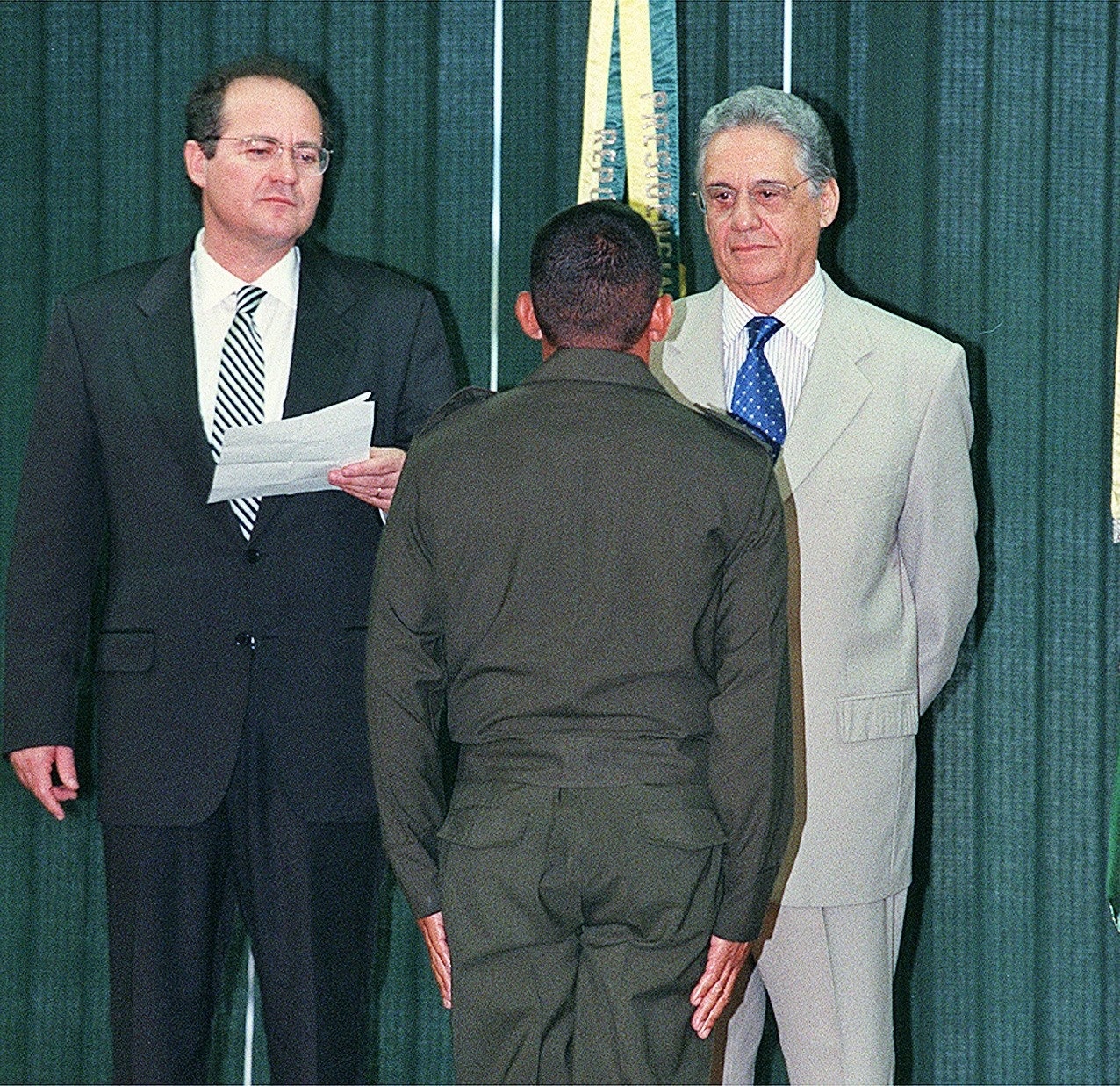 15.dez.1998 - Fernando Henrique Cardoso e o ministro Renan Calheiros durante cerimônia de apresentação do relatório sobre metas da reforma agrária executadas em 1998 - Sérgio Lima/Folhapress