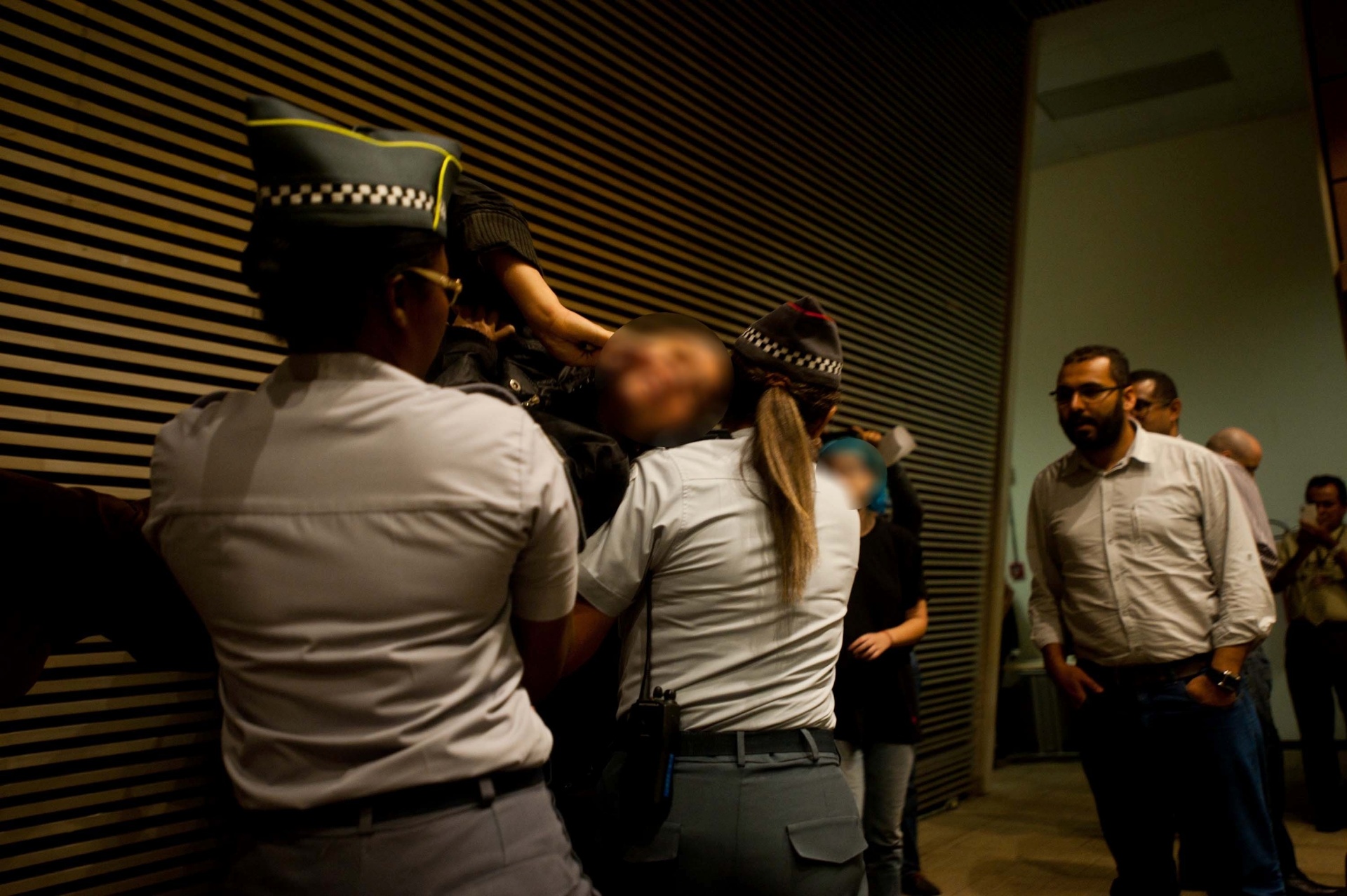 1º.mar.2016 - Estudantes são retirados à força pela Policia Militar de dentro da Alesp (Assembleia Legislativa do Estado de São Paulo). Os manifestantes, que protestavam contra a "máfia da merenda", foram encaminhados para 36º Distrito Policial. O Deputado Coronel Telhada exigiu a retirada deles, após alegar ter sido ofendido pelos mesmos - Gabriel Garcia Soares/Brazil Photo Press/Estadão Conteúdo